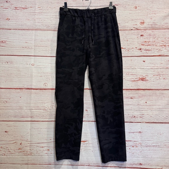 Lululemon On The Fly 7/8 Pant 27" in Incognito Camo Multi Grey Sz 4 - Picture 3 of 10